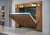 Ein modernes Schrankbett in abgesenkter Position, das ein elegantes Holzdesign mit abgewinkeltem Rahmen und Spiegeloberfläche aufweist und in einen modernen Wohnraum integriert ist.