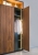 Ein moderner Kleiderschrank aus Holz mit offener Tür, der den Blick auf ordentlich aufgehängte weiße Hemden und Innenbeleuchtung freigibt, vor einem minimalistischen Hintergrund.