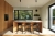 Moderne Kücheneinrichtung mit eleganten Holzschränken, einer Kücheninsel mit Barhockern und einem großen Fenster mit Blick ins Grüne.