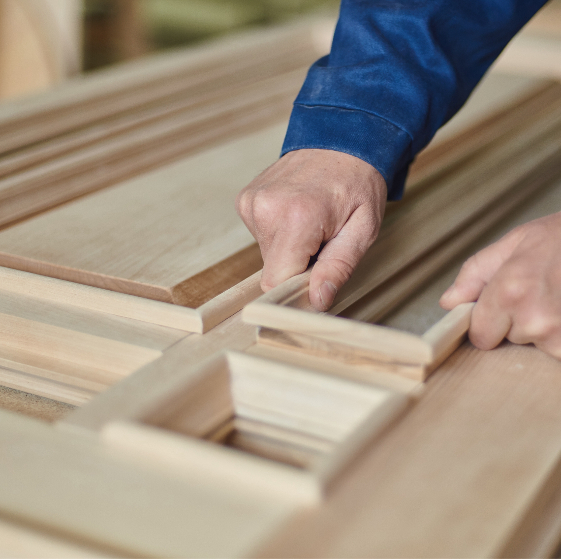 Handwerker montiert als Montagetischler Holzrahmenbauteile sorgfältig und präzise.